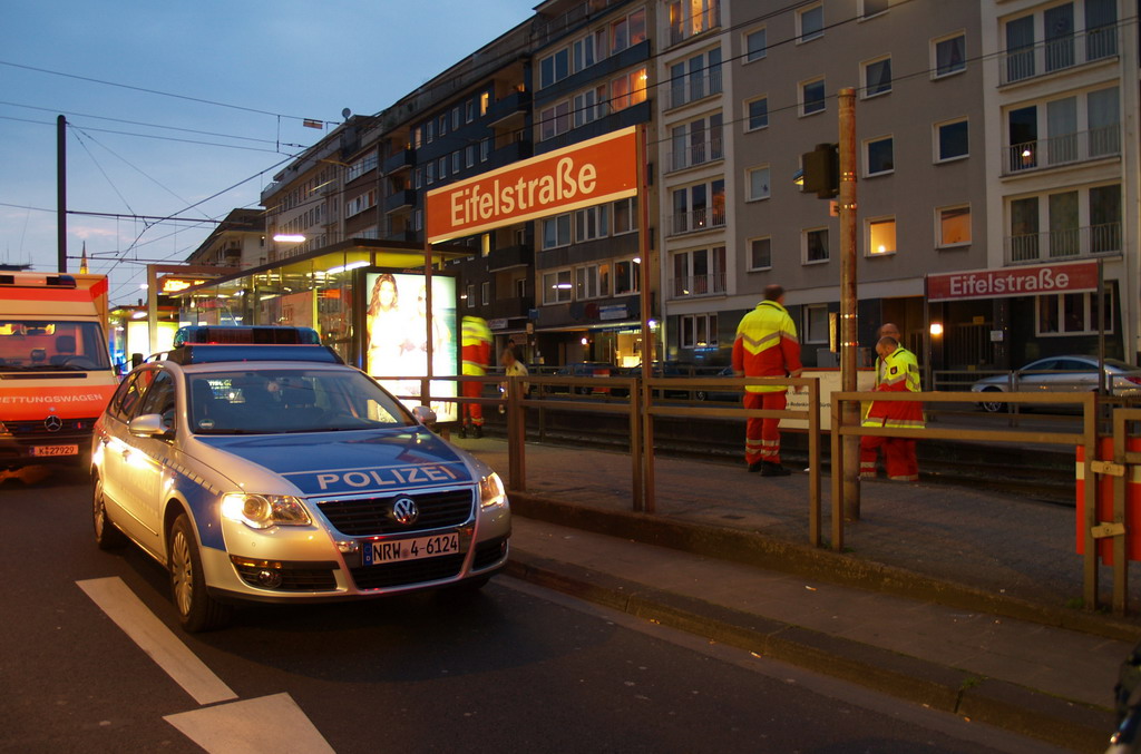 Person unter KVB Bahn Koeln Eifelstr P02.JPG